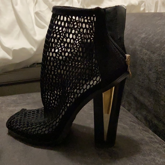 Bebe heel cut out boot size 6 1/2 black and cold - Picture 2 of 4